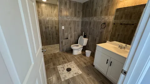 Lakefront Cottage - 2 Queen Beds — image 19 of 19