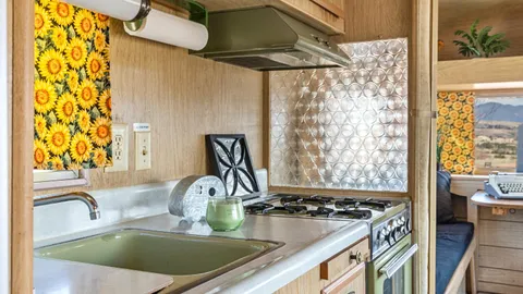 Flower Power - Vintage Motorhome — image 28 of 28