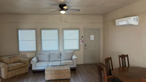 2 Bedroom, 1 Bath UnStocked - 10 people — image 6 of 6