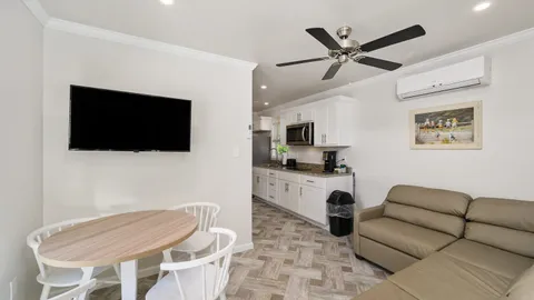Premier Cabin (3 Bed Unit) — image 14 of 14