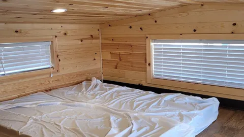 Deluxe Furnished Cabins — image 2 of 5