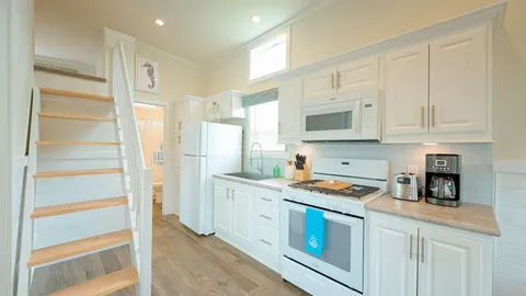 Carolina Cottage 2 Bedroom w/ Fireplace Porch — image 2 of 12