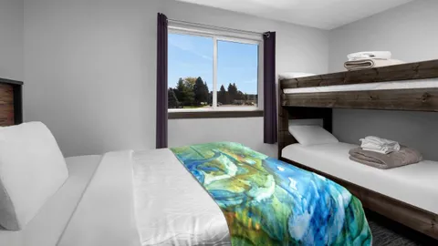 Park Hotel - Standard 2 Bedroom W/Bunk (Sleeps 6) — image 1 of 4