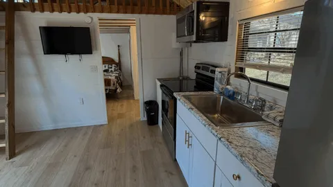 Deluxe Cabin — image 8 of 8