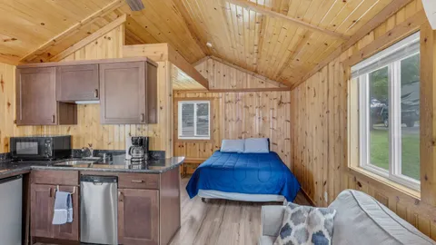 Deluxe Cabin — image 2 of 9