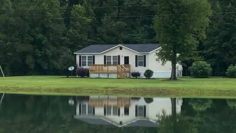 Lakeside Cottage 3 Bedroom — image 1 of 9