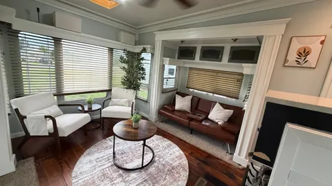Large 1 Bedroom RV — image 1 of 7