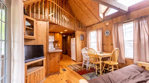 Timberwolf Cabin — image 2 of 6