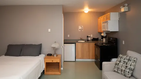 Triplex Cottage Studio Suite — image 6 of 6