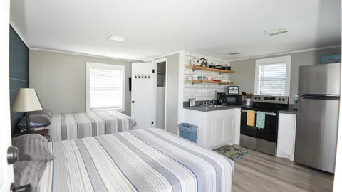 Cabin 5 — image 2 of 6