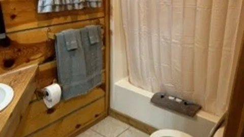 Small Cabin — image 2 of 4