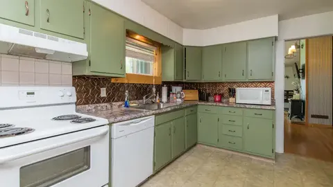 Poolside Home Rental — image 2 of 9