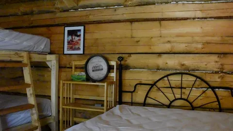 Rustic Cabin (unserviced) — image 2 of 4