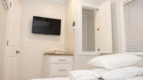 Deluxe Cabin (Queen/3 twin) — image 2 of 19