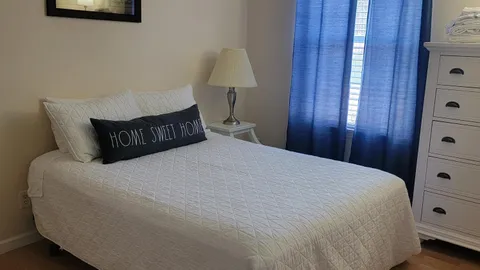 Lakeside Cottage 3 Bedroom — image 2 of 9