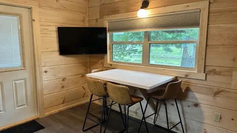 Bluegrass Bungalow Sleeps 6 — image 9 of 9