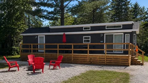 3 Bedroom Deluxe Resort Cottage - Oakland — image 1 of 8