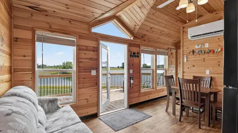 Deluxe Cabin #5 - Sleeps 6 — image 5 of 5