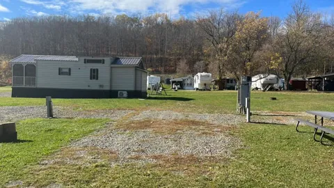 Lakeview Back-In Full Hook-up RV Site 20/30/50 Amp — image 4 of 4