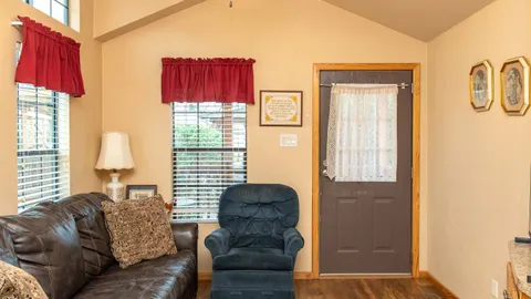 Deluxe Trailblazer Cabin — image 2 of 8