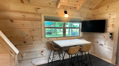 Kentucky Lake Lodge Sleeps 10 — image 2 of 11