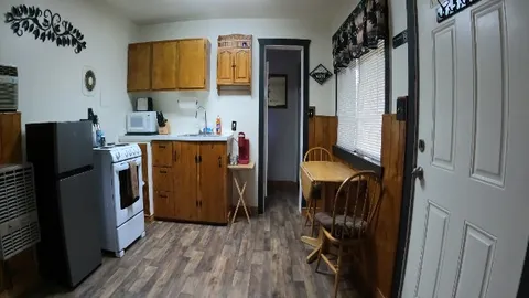 Deluxe Red Cabin — image 2 of 4