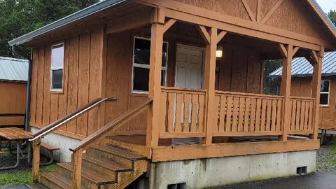 Cabin — image 2 of 6