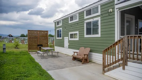 Deluxe Cottages - 2 Bedroom with Loft — image 14 of 14