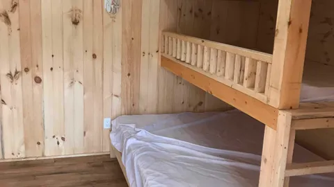 Rustic Kabin (A/C)  / Kabin Rustique (Air Conditionné) — image 2 of 13
