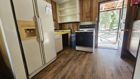 Cabin 23 (Sleeps 9) — image 2 of 15