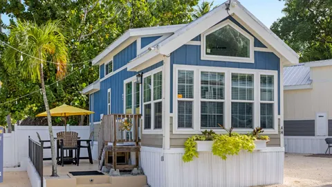 Waterfront Keys Cottage with Sleeping Loft Sleeps 6 — image 1 of 11