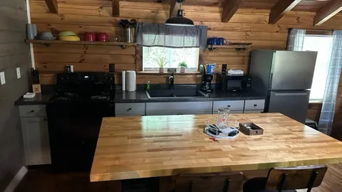 1 Bedroom 1 bath , kitchen , living space — image 2 of 7