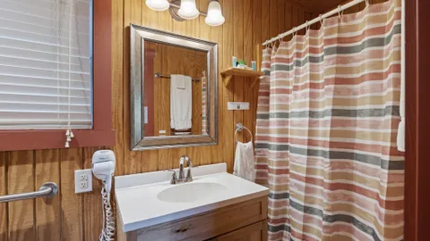 View Cabin - 1 Queen Bed — image 2 of 5