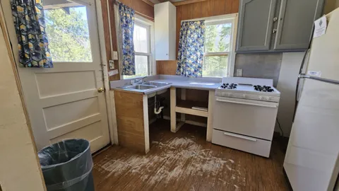 Cabin 11 (Sleeps 7) — image 12 of 12