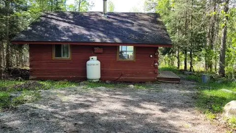 Cabin #6 - Premium Hideaway 2 Bedroom Cabin w/ 2 Double, 1 Single, and 1 Bunk — image 1 of 18