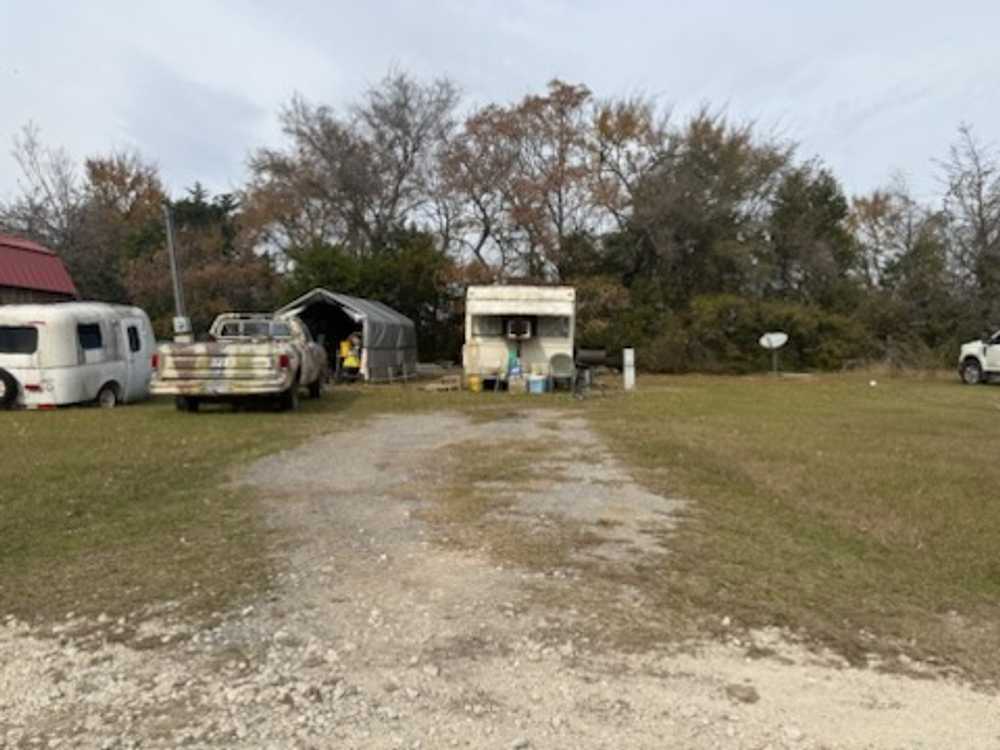 EJ's Hideaway - Donie, TX - Photo 4