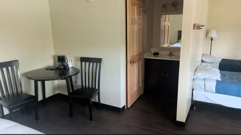 Large Motel Room with Twin Beds - Second Floor — image 11 of 11