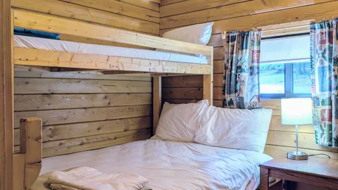 C04 Woodpecker Cabin — image 2 of 19