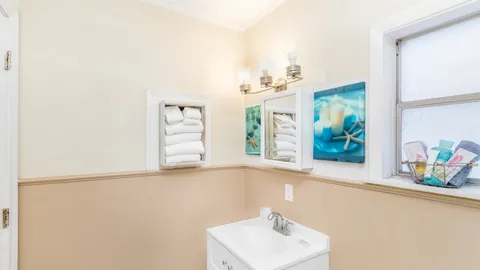 Small 2 Bedroom Cottage - 2 Queen Beds — image 2 of 5