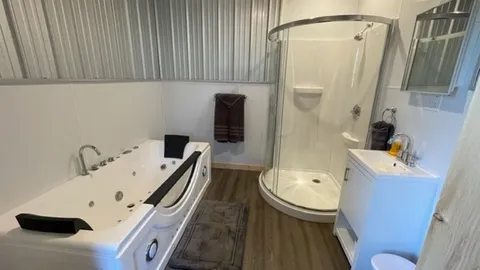 Queen Suite — image 2 of 6