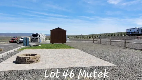 Premium Pull-Through Full Hookup RV Site — image 2 of 6