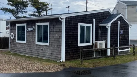 Cottage 1 bedroom 1 bath — image 1 of 13