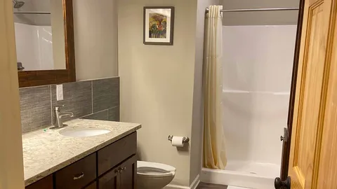 Laurel Cove Lodge — image 2 of 13