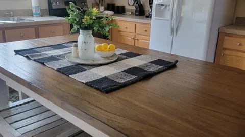 Lakeside Cottage 3 Bedroom — image 2 of 9