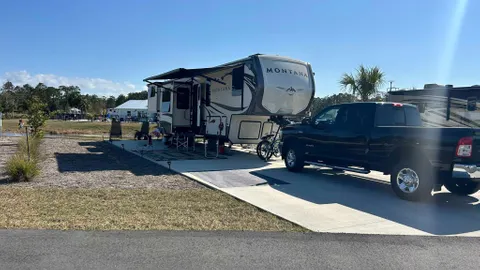 30/50 Amp Deluxe Full Hookup Waterfront RV Site — image 2 of 4
