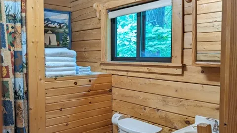 C05 Owl Cabin — image 2 of 13