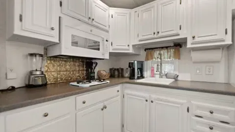 PREMIUM PASTURE VIEW CABIN WITH HOT-TUB — image 2 of 11
