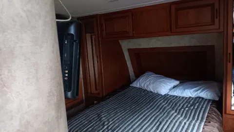 32 FT RV RENTAL — image 2 of 5