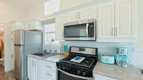 Carolina Cottage Elite 2 Bedroom w/ Loft ***NO PETS*** — image 2 of 15