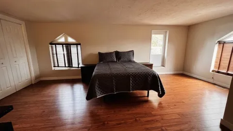 2 Bedroom Private Apartment — image 6 of 6